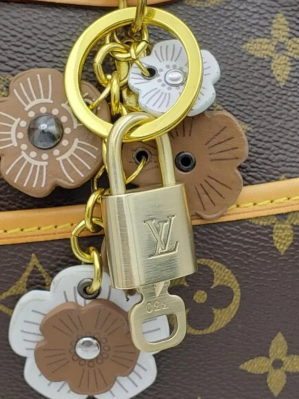 LV Authentic Gold Padlock 🔒 Key Set w/ Unbranded Flower Keychain Charm